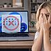 Windows 11 Debloater - Mujer frente a un portátil con Windows 11 mostrando aplicaciones marcadas para eliminar, ilustrando el uso de un Windows 11 Debloater para optimizar el sistema y lograr un PC más ligero y rápido.