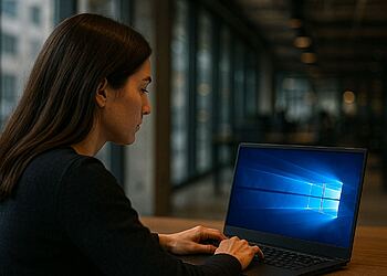 Windows 128-bit - Wanita menggunakan laptop dengan sistem operasi Windows di kantor modern, menggambarkan lompatan dalam kinerja dan keamanan Windows 128-bit yang menjanjikan untuk mengubah PC Anda selamanya.