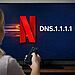 DNS En Smart TV - Configuración de DNS 1.1.1.1 en Smart TV para mejorar la velocidad de Netflix y el streaming, mostrando la pantalla de Netflix en un televisor inteligente.