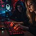 Keyloggers En Tu Ordenador - Ilustración de un keylogger en un ordenador, mostrando a una persona usando un teclado mientras un atacante monitorea en segundo plano, representando malware, robo de contraseñas y amenazas de ciberseguridad.