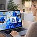 PowerToys funciones clave - Usuario trabajando en un portátil con Windows 11 y PowerToys, mostrando funciones clave de productividad y seguridad que deberían ser nativas en Windows.