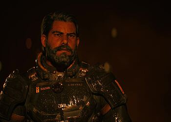 Finales de Saros: A. Devraj con armadura futurista de los Soltari en una escena oscura y dramática, análisis del final principal y el final secreto del videojuego.