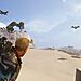 Shoring Up Defenses en Arc Raiders: estrategia real con jugador en desierto enfrentando drones enemigos en intensa batalla táctica sci‑fi.