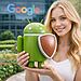 Advanced Flow Android: mujer sosteniendo la mascota de Android con un escudo frente a las oficinas de Google, representando el equilibrio entre apertura, seguridad y control en el sistema operativo Android.