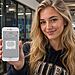 Llamadas WiFi iPhone. Mujer mostrando en un iPhone la opción de Llamadas WiFi activada en los ajustes, guía sobre cómo activar y usar las llamadas WiFi en iPhone paso a paso.