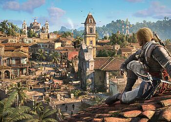 Assassin’s Creed Black Flag Resynced: protagonista pirata observando una ciudad colonial caribeña con barcos en el puerto y arquitectura histórica, mostrando mejoras visuales y cambios clave del juego