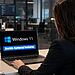 Funciones opcionales Windows 11 - Mujer trabajando en portátil con Windows 11 activando funciones opcionales en la configuración del sistema, guía sobre cuándo activar o desactivar características opcionales de Windows 11 en entorno de oficina moderno