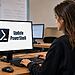 Actualizar PowerShell en Windows - Mujer actualizando PowerShell en Windows desde un ordenador, con el logotipo de PowerShell y el texto «Update PowerShell» en la pantalla.