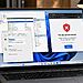 Bloquear sitios Windows - Portátil con Windows 11 mostrando el Firewall de Windows Defender y una regla para bloquear sitios web, junto a un navegador con acceso denegado.
