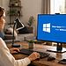Privacidad de la webcam - Mujer frente a un ordenador con Windows 11 y webcam, configurando la privacidad para impedir que las aplicaciones usen la cámara.